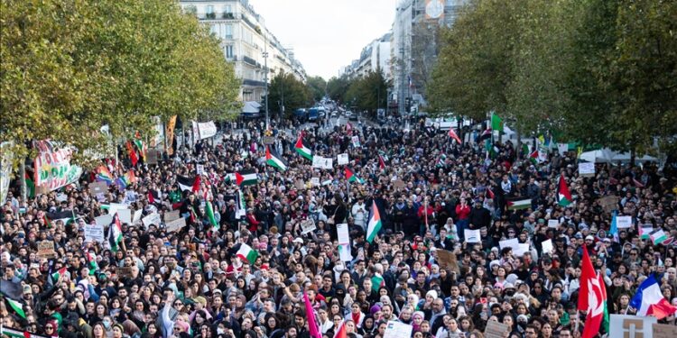 فرانس میں فلسطین کے حق میں بڑا مظاہرہ، قابض اسرائیل مخالف نعرے