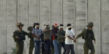 صہیونی قید کی زنجیریں ٹوٹنے لگیں، فلسطینی اسیروں کی رہائی شروع