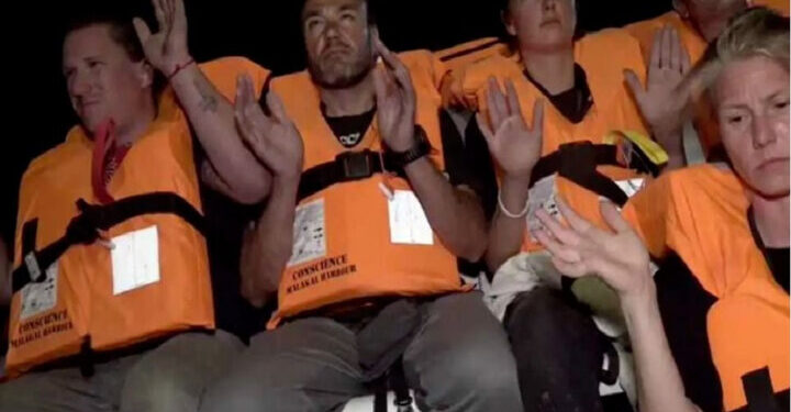 صہیونی فوج کی سمندری قزاقی، ڈیڑھ سو امدادی کارکن اغوا