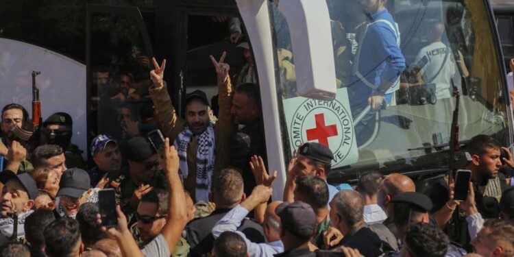 فلسطینی قیدیوں کی رہائی پر والہانہ استقبال اور جذباتی مناظر