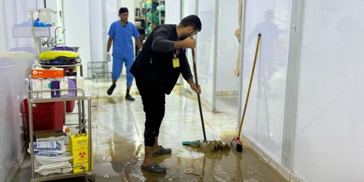 شدید بارشوں  نے فیلڈ ہسپتال زیرِ آب کر دیا