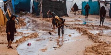 غزہ میں طوفانی بارشیں، درجنوں خیمے زیرِ آب