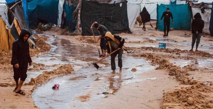 غزہ میں طوفانی بارشیں، درجنوں خیمے زیرِ آب