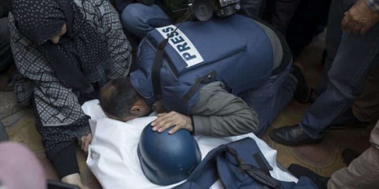 غزہ میں 44 فلسطینی صحافیوں کا قتل، اسرائیل کی حقیقت دبانے کی کوشش