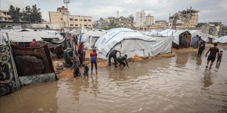 سردی اور بارش نے غزہ کو مفلوج کر دیا