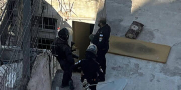 گن پوائنٹ پر فلسطینی مکان خالی، مسماری کے نوٹس جاری