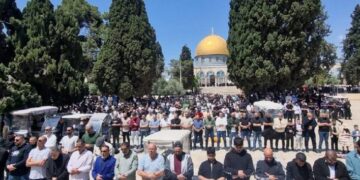 قابض اسرائیل کی رکاوٹیں ناکام، 60 ہزار فلسطینیوں کی نماز جمعہ میں شرکت