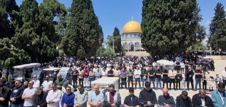 قابض اسرائیل کی رکاوٹیں ناکام، 60 ہزار فلسطینیوں کی نماز جمعہ میں شرکت