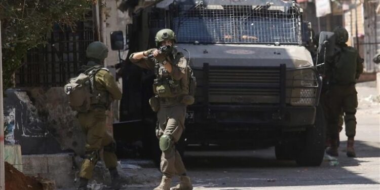 مغربی کنارے میں اسرائیلی یلغار کے دوران فلسطینی نوجوانوں کی مزاحمت