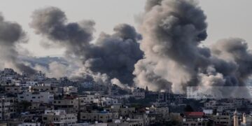 خان یونس میں رہائشی عمارتیں مسمار، شمال اور مشرقی غزہ پر شدید گولہ باری