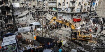 خان یونس کے ملبے تلے شہید خاندان کے 25 افراد کی نعشیں نکالی گئیں