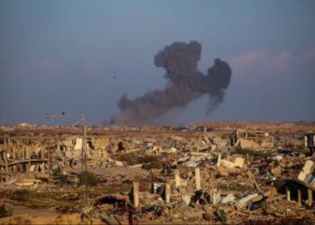 غزہ: مشرقی علاقوں پر اسرائیلی بمباری جاری، عمارتیں تباہ