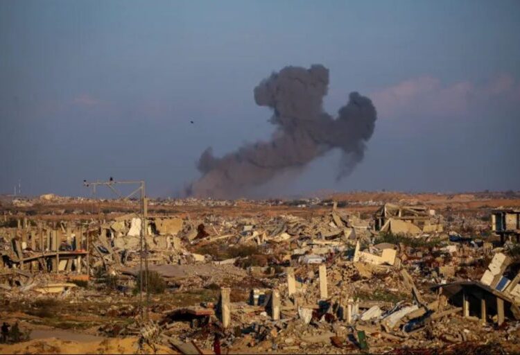 غزہ: مشرقی علاقوں پر اسرائیلی بمباری جاری، عمارتیں تباہ