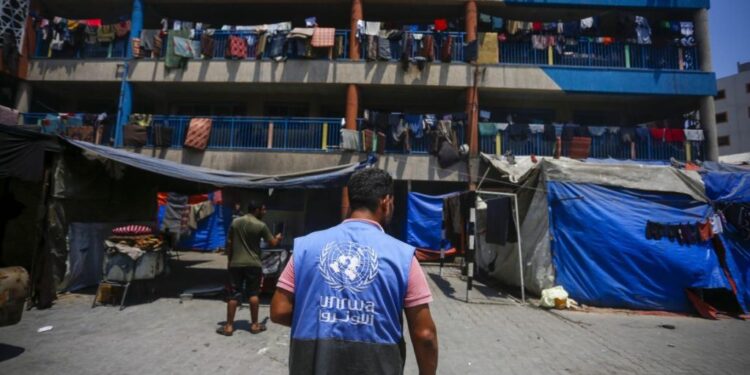 غزہ میں انروا ملازمین کا احتجاج، جبری برطرفیوں کے خلاف آواز بلند