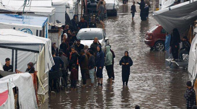 غزہ کی دہری تباہی، فائرنگ سے شہادتیں، بارشوں سے ہزاروں بے گھر متاثر
