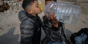 شدید سرد موسم اور پانی کی قلت نے غزہ میں انسانی المیہ بڑھا دیا