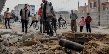 غزہ: نصیرات کیمپ میں اسرائیلی ناکارہ بم دھماکے، فلسطینی بچہ شہید