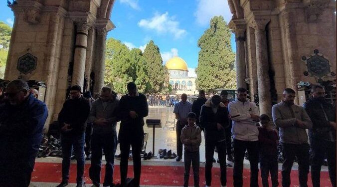 اسرائیلی پابندیوں کے باوجود مسجد اقصیٰ میں 50 ہزار فلسطینیوں کی  نماز جمعہ ادائیگی