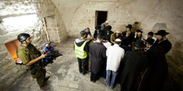 نابلُس میں دن دہاڑے یلغار، مزارِ یوسف پر قابض فوج اور آبادکاروں کا دھاوا