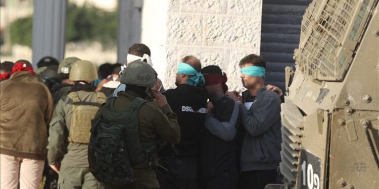 قابض فوج کی مغربی کنارے میں بڑی کارروائی، 40 فلسطینی گرفتار