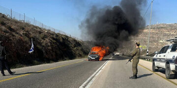 نابلس کے جنوب میں صہیونی آبادکاروں کا حملہ، باپ اور بیٹی پر تشدد، گاڑی جلا دی گئی