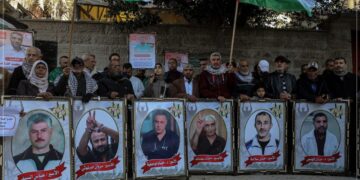 غزہ کے اسیران کے اہل خانہ کا ریڈ کراس دفتر کے سامنے دھرنا