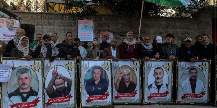 غزہ کے اسیران کے اہل خانہ کا ریڈ کراس دفتر کے سامنے دھرنا