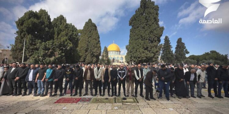 پابندیوں کے باوجود فلسطینیوں نے مسجد اقصیٰ میں جمعہ کی نماز ادا کی