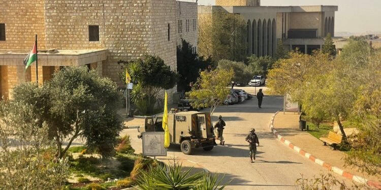 بیرزیت یونیورسٹی پر قابض اسرائیلی یلغار، اساتذہ اور طلبہ پر بدترین تشدد