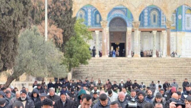 سخت پابندیوں کے باوجود جمعہ کی نماز میں ہزاروں فلسطینی شریک