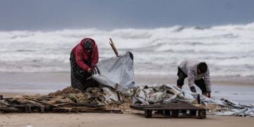 غزہ میں بارش اور طوفانی ہواؤں سے خیمہ بستیاں تباہ