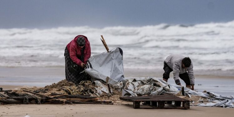 غزہ میں بارش اور طوفانی ہواؤں سے خیمہ بستیاں تباہ
