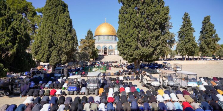 پابندیوں کے باوجود ہزاروں شہریوں نے مسجد اقصیٰ میں جمعہ کی نماز ادا کی