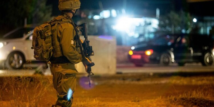 رام اللہ میں قابض اسرائیل کا قدیم مسجد کا محاصرہ، نمازی یرغمال