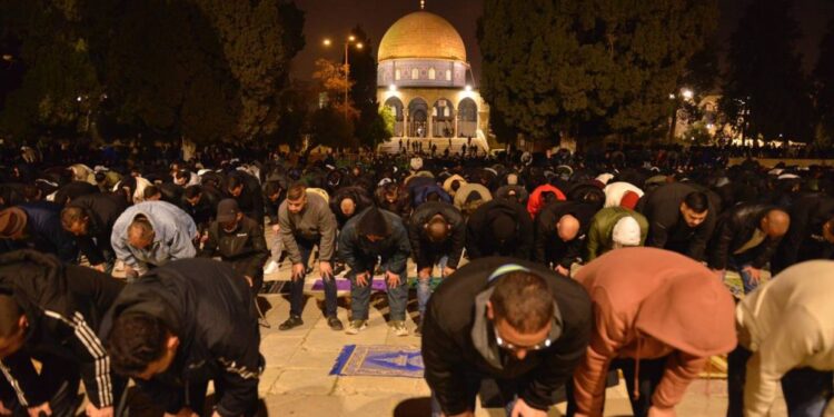 ماہ رمضان کے دوسرے روز مسجد اقصیٰ میں 60 ہزار نمازیوں کی نماز تراویح