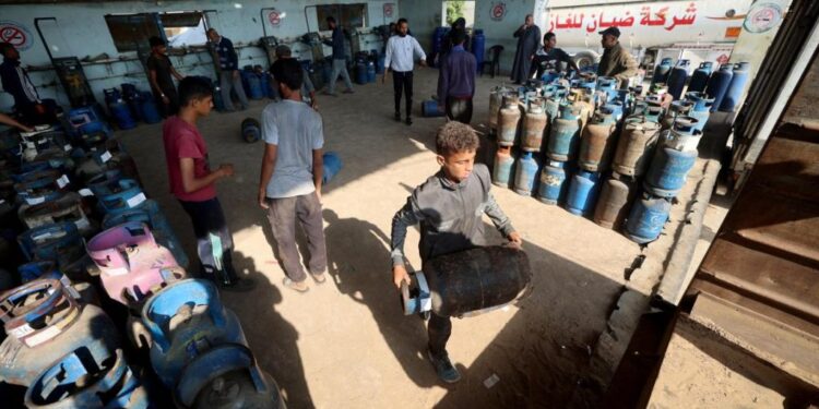 غزہ میں کھانا پکانے کی گیس کی شدید قلت، 65 فیصد اسٹیشنز تباہ