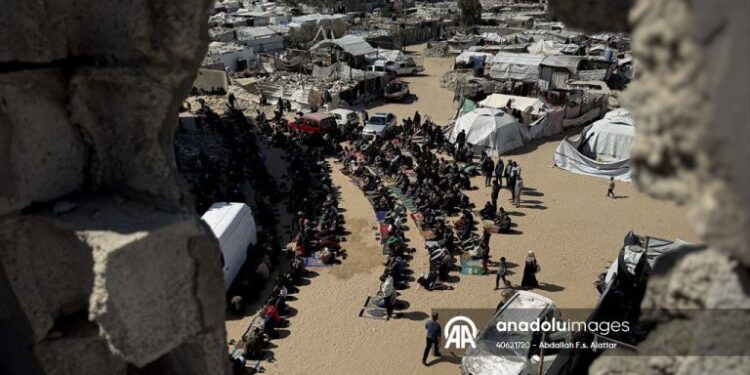 تباہ شدہ عمارتوں کے درمیان غزہ میں ماہ صیام کے پہلے جمعہ کی نماز ادا