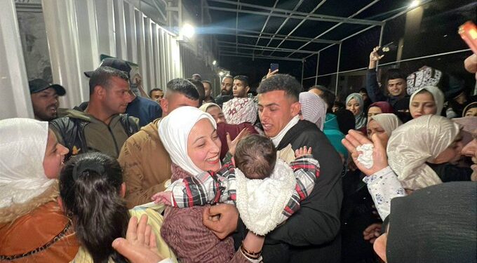 سخت پابندیوں کے باوجود رفح کراسنگ سے فلسطینیوں کا 11واں قافلہ غزہ پہنچ گیا