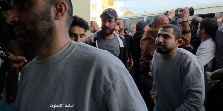 اسرائیلی عقوبت خانوں سے 8 فلسطینی اسیران رہا، تشویشناک حالت میں ہسپتال منتقل