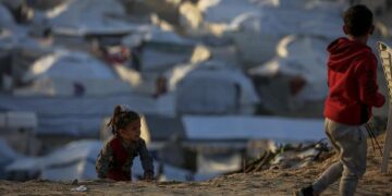 غزہ میں شدید بارش سے سینکڑوں خیمے زیرِ آب، انسانی بحران مزید سنگین