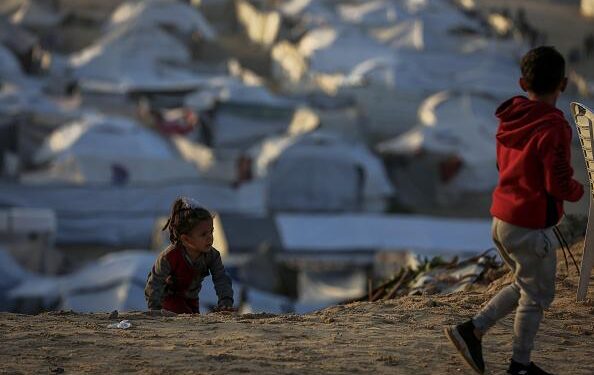 غزہ میں شدید بارش سے سینکڑوں خیمے زیرِ آب، انسانی بحران مزید سنگین