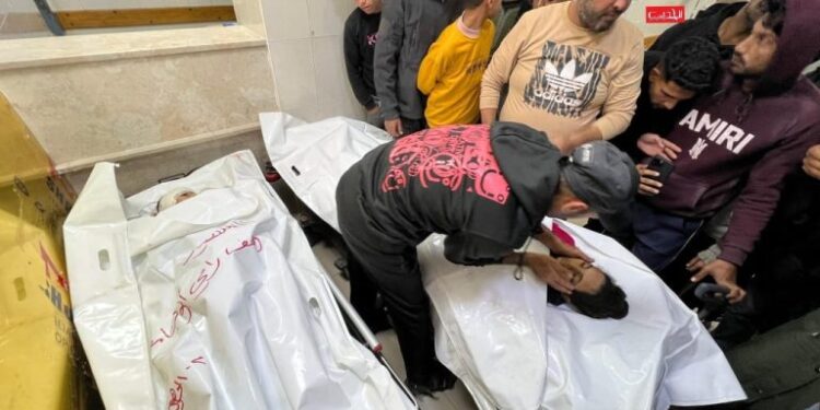 غزہ پر قابض اسرائیل کی وحشیانہ بمباری، بچوں اور طبی عملے سمیت 21 فلسطینی شہید