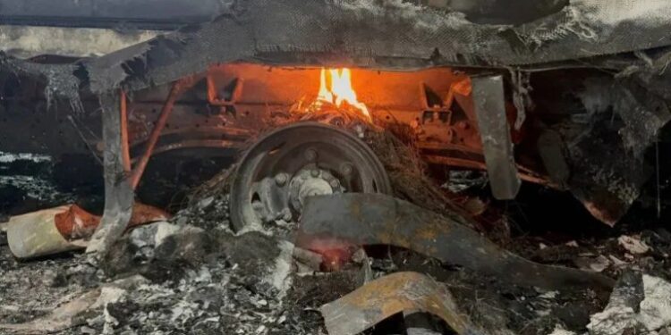 رمضان کی مقدس راتوں میں یہودی شرپسندوں کا فلسطینی مکانات و گاڑیوں پر حملہ