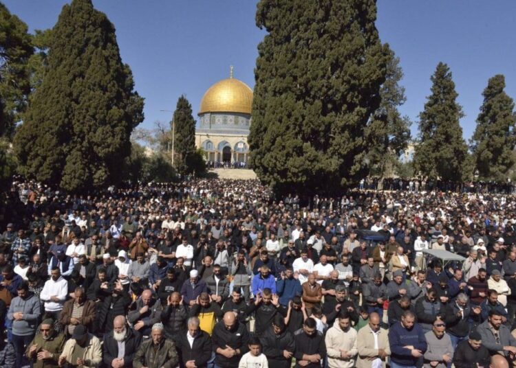 پابندیوں کے باوجود 80 ہزار نمازیوں نے مسجد اقصیٰ میں نمازِ جمعہ ادا کی