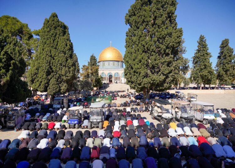 سخت پابندیوں کے باوجود فلسطینیوں کا مسجد اقصیٰ میں جمعہ کا اجتماع