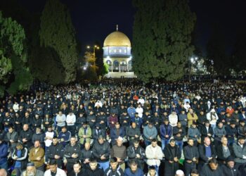 مسجد اقصیٰ میں ایک لاکھ نمازیوں کی نماز تراویح، اسرائیلی رکاوٹیں ناکام