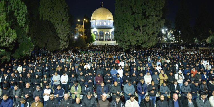 مسجد اقصیٰ میں ایک لاکھ نمازیوں کی نماز تراویح، اسرائیلی رکاوٹیں ناکام