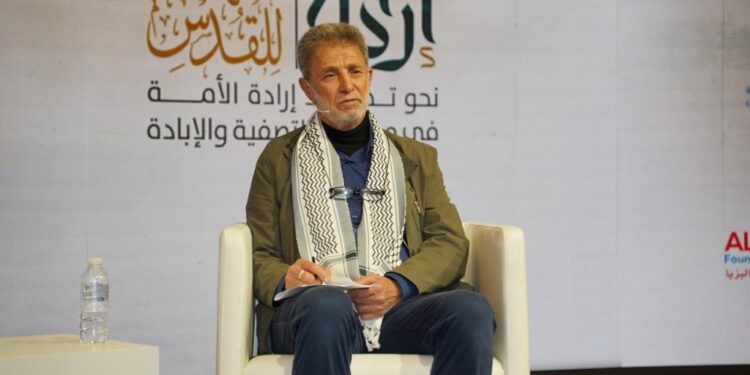 فلسطینی اسیران جلاوطنی کی زنجیروں میں