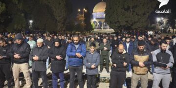 اسرائیلی پابندیوں کے باوجود ہزاروں نمازیوں نے اقصیٰ میں پہلی تراویح ادا کی