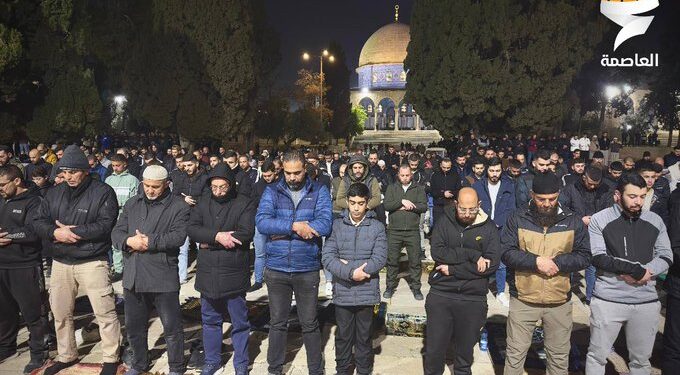 اسرائیلی پابندیوں کے باوجود ہزاروں نمازیوں نے اقصیٰ میں پہلی تراویح ادا کی